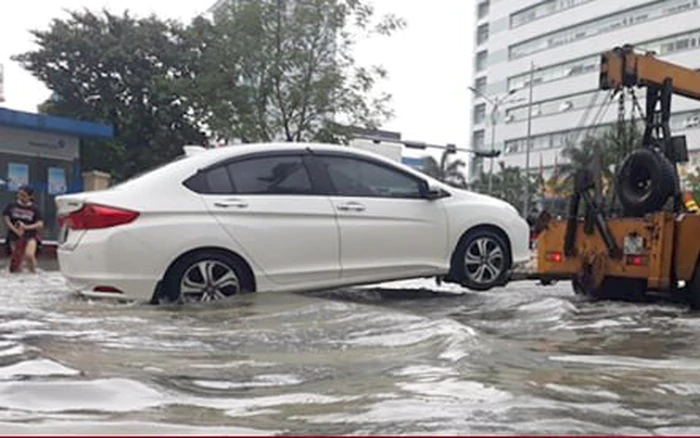 Cứu hộ xe ô tô bị ngập nước