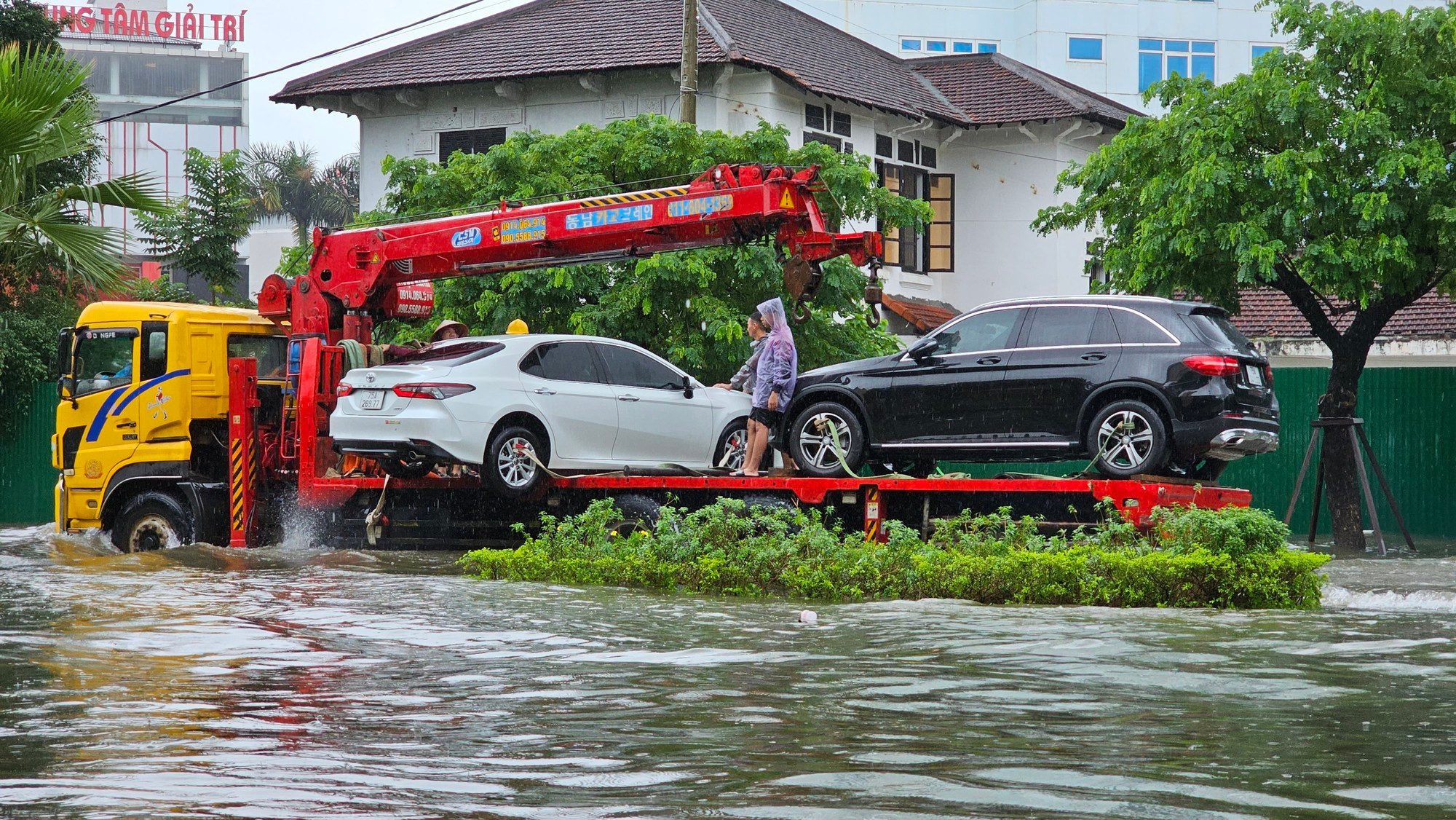 Cứu hộ xe ô tô bị ngập nước